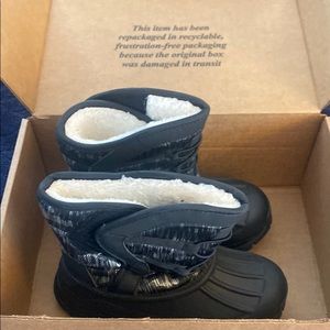 New in box never even tried on boys snow boots